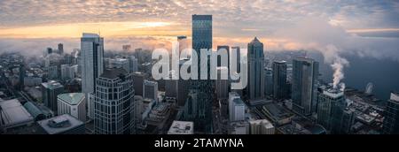 Photographie drone des bâtiments de gratte-ciel de la ville du centre-ville dans la ville américaine capturée pendant la lumière dramatique du matin Banque D'Images