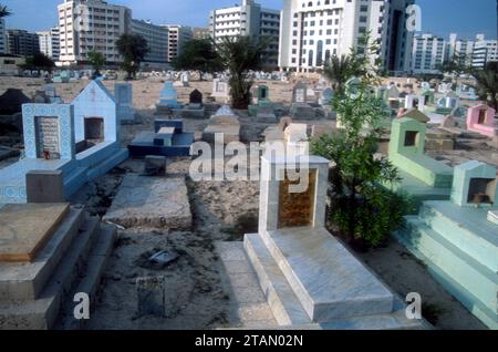 Tombes dans le vieux cimetière arabe de Dubaï. Banque D'Images