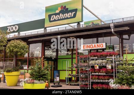 Koblenz, Allemagne - 26 octobre 2023 : entrée du centre de jardinage local Dehner. Dehner est une chaîne de marchés de jardinage en Allemagne et en Autriche Banque D'Images