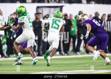 Las Vegas, NV, États-Unis. 01 décembre 2023. Le receveur large des Oregon Ducks tez Johnson (15) court avec le football pendant la seconde moitié du match de championnat de football PAC-12 avec les Oregon Ducks et les Washington Huskies au Allegiant Stadium de Las Vegas, Nevada. Christopher Trim/CSM/Alamy Live News Banque D'Images