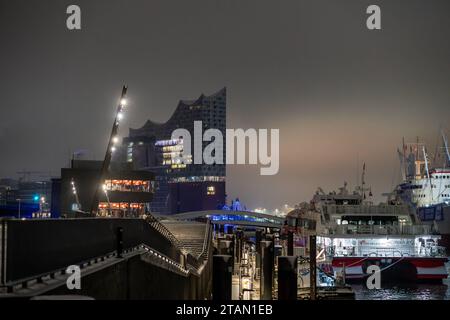 Blick auf die Elbphilharmonie in Hamburg BEI Schneefall an einem Wintertag Anfang Dezember 2023 kurz vor Sonnenaufgang im Vordergrund die Jan-Fedder-Promenade am Hamburger HafenBlick auf die Elbphilharmonie in Hamburg BEI Schneefall an einem Wintertag Anfang Dezember 2023 kurz vor Sonnenderam-Vorderger Hamburg Hamburg Deutschland Jan-Fedder-Promenade *** vue de l'Elbphilharmonie à Hambourg pendant les chutes de neige un jour d'hiver au début de décembre 2023 peu avant le lever du soleil au premier plan la promenade Jan Fedder au port de Hambourg vue de Banque D'Images