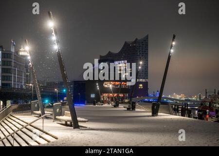 Blick auf die Elbphilharmonie in Hamburg BEI Schneefall an einem Wintertag Anfang Dezember 2023 kurz vor Sonnenaufgang im Vordergrund die Jan-Fedder-Promenade am Hamburger HafenBlick auf die Elbphilharmonie in Hamburg BEI Schneefall an einem Wintertag Anfang Dezember 2023 kurz vor Sonnenderam-Vorderger Hamburg Hamburg Deutschland Jan-Fedder-Promenade *** vue de l'Elbphilharmonie à Hambourg pendant les chutes de neige un jour d'hiver au début de décembre 2023 peu avant le lever du soleil au premier plan la promenade Jan Fedder au port de Hambourg vue de Banque D'Images