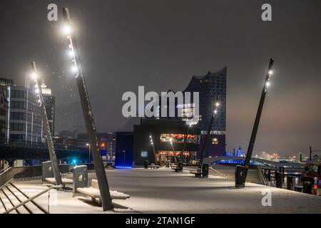 Blick auf die Elbphilharmonie in Hamburg BEI Schneefall an einem Wintertag Anfang Dezember 2023 kurz vor Sonnenaufgang im Vordergrund die Jan-Fedder-Promenade am Hamburger HafenBlick auf die Elbphilharmonie in Hamburg BEI Schneefall an einem Wintertag Anfang Dezember 2023 kurz vor Sonnenderam-Vorderger Hamburg Hamburg Deutschland Jan-Fedder-Promenade *** vue de l'Elbphilharmonie à Hambourg pendant les chutes de neige un jour d'hiver au début de décembre 2023 peu avant le lever du soleil au premier plan la promenade Jan Fedder au port de Hambourg vue de Banque D'Images