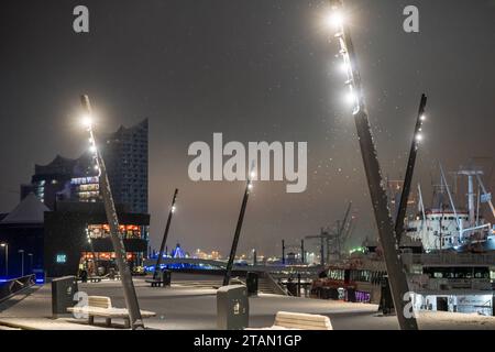 Blick auf die Elbphilharmonie in Hamburg BEI Schneefall an einem Wintertag Anfang Dezember 2023 kurz vor Sonnenaufgang im Vordergrund die Jan-Fedder-Promenade am Hamburger HafenBlick auf die Elbphilharmonie in Hamburg BEI Schneefall an einem Wintertag Anfang Dezember 2023 kurz vor Sonnenderam-Vorderger Hamburg Hamburg Deutschland Jan-Fedder-Promenade *** vue de l'Elbphilharmonie à Hambourg pendant les chutes de neige un jour d'hiver au début de décembre 2023 peu avant le lever du soleil au premier plan la promenade Jan Fedder au port de Hambourg vue de Banque D'Images