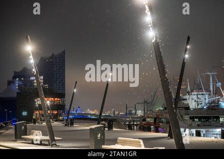 Blick auf die Elbphilharmonie in Hamburg BEI Schneefall an einem Wintertag Anfang Dezember 2023 kurz vor Sonnenaufgang im Vordergrund die Jan-Fedder-Promenade am Hamburger HafenBlick auf die Elbphilharmonie in Hamburg BEI Schneefall an einem Wintertag Anfang Dezember 2023 kurz vor Sonnenderam-Vorderger Hamburg Hamburg Deutschland Jan-Fedder-Promenade *** vue de l'Elbphilharmonie à Hambourg pendant les chutes de neige un jour d'hiver au début de décembre 2023 peu avant le lever du soleil au premier plan la promenade Jan Fedder au port de Hambourg vue de Banque D'Images