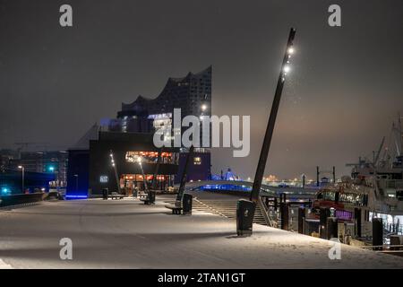 Blick auf die Elbphilharmonie in Hamburg BEI Schneefall an einem Wintertag Anfang Dezember 2023 kurz vor Sonnenaufgang im Vordergrund die Jan-Fedder-Promenade am Hamburger HafenBlick auf die Elbphilharmonie in Hamburg BEI Schneefall an einem Wintertag Anfang Dezember 2023 kurz vor Sonnenderam-Vorderger Hamburg Hamburg Deutschland Jan-Fedder-Promenade *** vue de l'Elbphilharmonie à Hambourg pendant les chutes de neige un jour d'hiver au début de décembre 2023 peu avant le lever du soleil au premier plan la promenade Jan Fedder au port de Hambourg vue de Banque D'Images