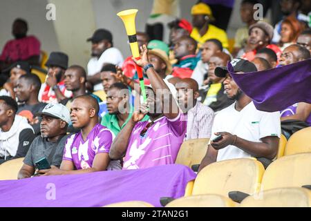 YAOUNDÉ, CAMEROUN - NOVEMBRE 5 : fans lors du match MTN Cameroon Elite One entre le Colombe FC et L'AS Fortuna Mfou au stade Ahmadou Ahidjo sur le No Banque D'Images