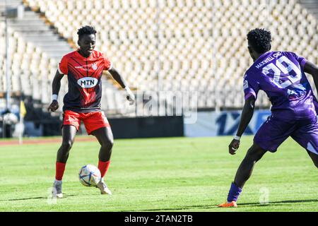 YAOUNDÉ, CAMEROUN - NOVEMBRE 5 : Emmanuel Pierre Maxwell de Fortuna et Maxwell Mbuyah Cho de Colombe lors du match MTN Cameroon Elite One Banque D'Images