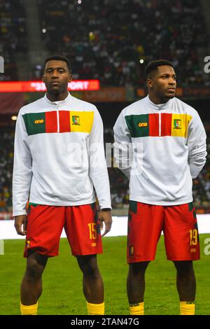 DOUALA, CAMEROUN - NOVEMBRE 17 : Oumar Gonzalaz et Faris Pemi Moumbagna, du Cameroun, lors du match de qualification de la coupe du monde de la FIFA 2026 entre le Cameroun Banque D'Images