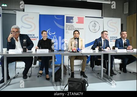 Amélie Oudea Castera, ministre des Sports et des Jeux Olympiques et Paralympiques, Claude Onesta, directeur général de la haute performance à l’Agence nationale du Sport, Marie-Amélie le fur, présidente du Comité paralympique et sportif français, David Lappartien, président du Comité National Olympique et sportif français et Yann Cucherat, Manager préparation Jeux/victoire en France - ans lors de la conférence de presse du 1 décembre 2023 consacrée à la haute performance pour faire le point sur la situation 8 mois avant l'accueil par la France des Jeux Olympiques et Paralympiques de Paris 2024 et dans le cadre de Banque D'Images