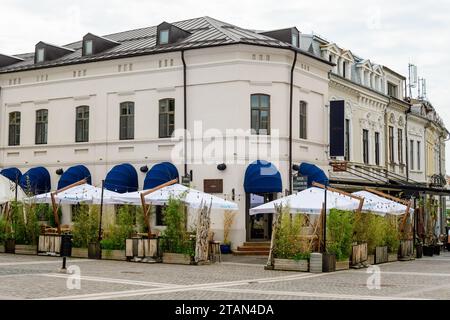 Craiova, Roumanie, 28 mai 2022 : Bâtiment historique dans le vieux centre-ville, dans le comté de Dolj, dans une journée de printemps avec des nuages blancs Banque D'Images