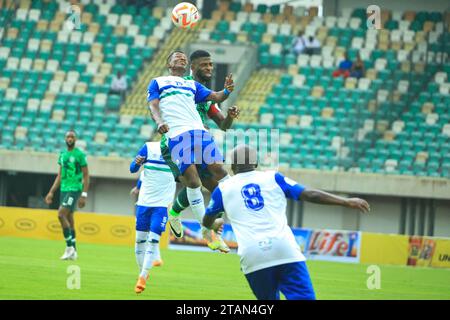 UYO, NIGERIA - NOVEMBRE 16 : Kelechi Iheanacho, du Nigeria, et James Thabantso, du Lesotho, défenseurs lors du match de qualification de la coupe du monde entre Nige Banque D'Images