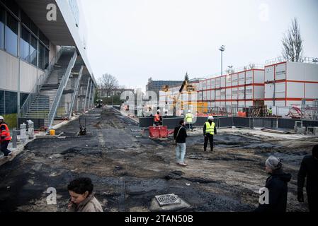 Paris, France. 02 décembre 2023. Illustrations d'un chantier olympique (U Arena - porte de la Chapelle), dans un contexte de retard dans la mise en œuvre des politiques liées aux Jeux Olympiques (circulation - métro etc), le 1 décembre 2023 à Paris, photos de Florian POITOUT crédit : Abaca Press/Alamy Live News Banque D'Images