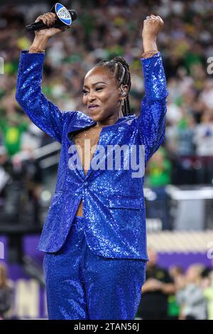Las Vegas, NV, États-Unis. 01 décembre 2023. Selloane Nkhela réagit après avoir chanté l'hymne national avant le début du match de championnat de football PAC-12 avec les Ducks de l'Oregon et les Huskies de Washington au Allegiant Stadium de Las Vegas, Nevada. Christopher Trim/CSM/Alamy Live News Banque D'Images