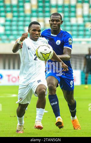 UYO, NIGERIA - NOVEMBRE 25 : Dimoniquene Bongue d'APC et Asiegbu Anthony de Rivers pendant les ligues des Champions Total Energies CAF entre les rivières Banque D'Images