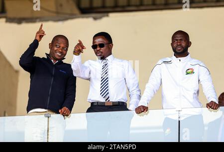 NAIROBI, KENYA - NOVEMBRE 28 : CS Youth Affairs,Sports and Arts Ababu Namwamba (au centre) avec Nick Mwendwa, président de la FKF (à gauche) et Barry, PDG pendant un Banque D'Images