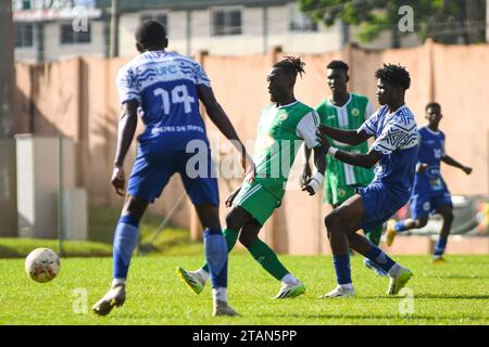 YAOUNDÉ, CAMEROUN - NOVEMBRE 26 : Apejes et coton lors du match MTN Cameroon Elite One entre APEJES DE MFOU et coton Sport Garoua à Amadou Ahi Banque D'Images