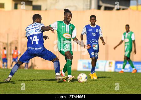 YAOUNDÉ, CAMEROUN - NOVEMBRE 26 : Apejes et coton lors du match MTN Cameroon Elite One entre Apejes de Mfou et coton Sport Garoua à Amadou Ahi Banque D'Images