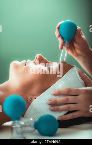 Cure de ventouses faciales Banque D'Images