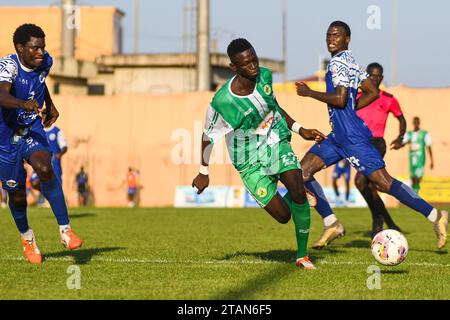 YAOUNDÉ, CAMEROUN - NOVEMBRE 26 : Carlos Amadou Yougouda de coton et Doris Christian Ndelo d'Apejes lors du match MTN Cameroon Elite One Banque D'Images