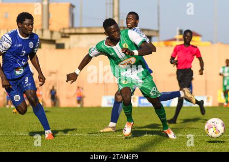 YAOUNDÉ, CAMEROUN - NOVEMBRE 26 : Carlos Amadou Yougouda de coton et Deyvon Nozomo Mamdembe d'Apejes lors du match MTN Cameroon Elite One Banque D'Images