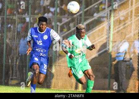 YAOUNDÉ, CAMEROUN - NOVEMBRE 26 : Aziz Bassane Koulagna de coton et Brian Michel Melingui Tsanga d'Apejes lors du MTN Cameroon Elite One Match BE Banque D'Images