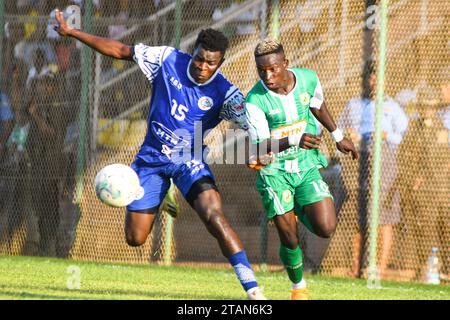 YAOUNDÉ, CAMEROUN - NOVEMBRE 26 : Aziz Bassane Koulagna de coton et Brian Michel Melingui Tsanga d'Apejes lors du MTN Cameroon Elite One Match BE Banque D'Images