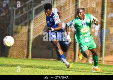 YAOUNDÉ, CAMEROUN - NOVEMBRE 26 : Aziz Bassane Koulagna de coton et Brian Michel Melingui Tsanga d'Apejes lors du MTN Cameroon Elite One Match BE Banque D'Images