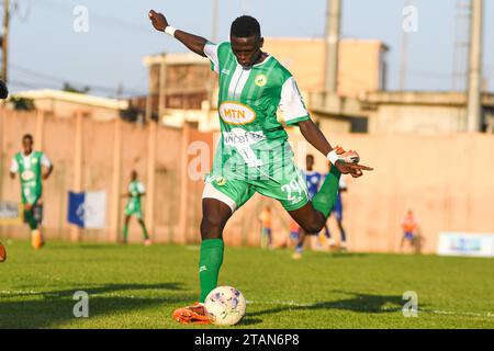 YAOUNDÉ, CAMEROUN - NOVEMBRE 26 : Carlos Amadou Yougouda de coton lors du match MTN Cameroon Elite One entre Apejes de Mfou et coton Sport Garou Banque D'Images