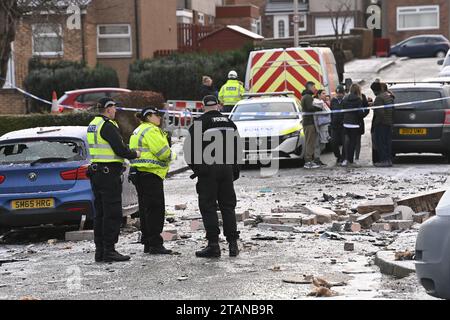 Policiers sur les lieux de Baberton mains Avenue, Édimbourg, après la mort d'un homme de 84 ans à la suite d'une explosion dans une maison vendredi soir. Date de la photo : Samedi 2 décembre 2023. Banque D'Images