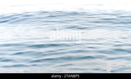 Vagues de mer calmes roulant sur la plage rocheuse de l'océan. Vacances, vacances d'été et tourisme. Banque D'Images