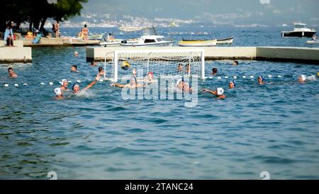 Équipe masculine de water-polo ayant un jeu dans l'eau de mer ouverte. Juillet 2023, Kotor, Monténégro Banque D'Images