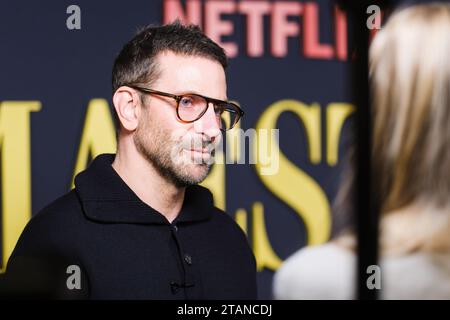 Londres, Royaume-Uni. Bradley Cooper photographié en entrevue lors de la projection spéciale de Maestro à Picturehouse Central le 2 décembre 2023. Photo de Julie Edwards. Crédit : JEP Celebrity photos/Alamy Live News Banque D'Images