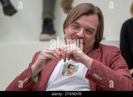 Berlin, Allemagne. 01 décembre 2023. Présentateur Nilz Bokelberg, enregistré après une table ronde dans la salle de rédaction de Deutsche presse-Agentur. Crédit : Monika Skolimowska/dpa/Alamy Live News Banque D'Images