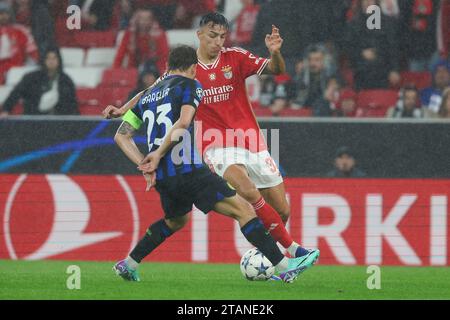 Lisboa, Portugal. 29 novembre 2023. 2023.11.29 UEFA Champions League Gruppenphase - Spieltag 5 Gruppe D SL Benfica - Inter Mailand v.l., Nicolo Barella (FC Internazionale Milano), Petar Musa (S.L.Benfica) Zweikampf, action, Aktion, Battles for the ball Credit : dpa/Alamy Live News Banque D'Images