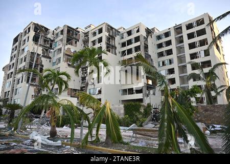 (231202) -- PÉKIN, 2 décembre 2023 (Xinhua) -- cette photo prise le 26 octobre 2023 montre des bâtiments endommagés par l'ouragan Otis à Acapulco, dans l'État de Guerrero, au Mexique. Otis a frappé la côte de Guerrero le 25 octobre comme tempête de catégorie 5 sur l'échelle de Saffir-Simpson, laissant des dommages catastrophiques dans son sillage principalement dans la station touristique populaire d'Acapulco. Vagues de chaleur, pluies torrentielles, inondations, sécheresses et autres catastrophes naturelles se sont succédé dans le monde ces dernières années. Tout en étant impressionnés par la puissance puissante et la vulnérabilité de la nature, nous le sentons sincèrement lorsqu’il s’agit de lutter contre le climat Banque D'Images