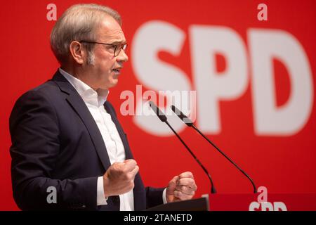 Meiningen, Allemagne. 02 décembre 2023. Georg Maier, président du parti du SPD et ministre de l'intérieur de Thuringe, prend la parole lors de la conférence du parti du SPD Thuringe. Le SPD de Thuringe prévoit d'adopter un programme gouvernemental pour les élections de 2024 lors de la conférence du parti. Crédit : Michael Reichel/dpa/Alamy Live News Banque D'Images