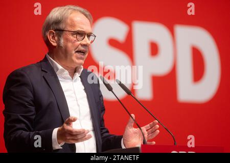 Meiningen, Allemagne. 02 décembre 2023. Georg Maier, président du parti du SPD et ministre de l'intérieur de Thuringe, prend la parole lors de la conférence du parti du SPD Thuringe. Le SPD de Thuringe prévoit d'adopter un programme gouvernemental pour les élections de 2024 lors de la conférence du parti. Crédit : Michael Reichel/dpa/Alamy Live News Banque D'Images