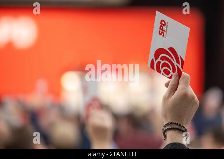 Meiningen, Allemagne. 02 décembre 2023. Un délégué tient sa carte de vote à la conférence du parti SPD Thuringe. Le SPD de Thuringe veut adopter un programme gouvernemental pour les élections de 2024 lors de la conférence du parti. Crédit : Michael Reichel/dpa/Alamy Live News Banque D'Images