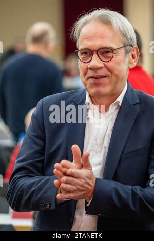 Meiningen, Allemagne. 02 décembre 2023. Georg Maier, président du parti du SPD et ministre de l'intérieur de Thuringe, se frotte les mains lors de la conférence du parti du SPD Thuringe. Le SPD de Thuringe veut adopter un programme gouvernemental pour les élections de 2024 lors de la conférence du parti. Crédit : Michael Reichel/dpa/Alamy Live News Banque D'Images