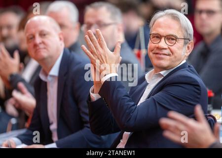 Meiningen, Allemagne. 02 décembre 2023. Georg Maier, président du parti du SPD et ministre de l'intérieur de Thuringe, salue la conférence du parti du SPD Thuringe. Le SPD de Thuringe veut adopter un programme gouvernemental pour les élections de 2024 lors de la conférence du parti. Crédit : Michael Reichel/dpa/Alamy Live News Banque D'Images