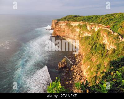 La vue spectaculaire depuis le temple hindou du Xe siècle d'uluwatu, à bali, en Indonésie, de falaises abruptes et d'une côte rocheuse Banque D'Images