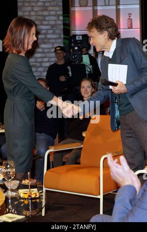 Annalena Baerbock und Giovanni di Lorenzo BEI der Aufzeichnung der radio Bremen Talkshow 3 nach 9 im Eventstudio im Weserhaus. Brême, 01.12.2023 *** Annalena Baerbock et Giovanni di Lorenzo à l'enregistrement du talk-show radio Bremen 3 nach 9 dans l'Eventstudio au Weserhaus Bremen, 01 12 2023 Foto:xgbrcix/xFuturexImagex 3nach9 3238 crédit : Imago/Alamy Live News Banque D'Images