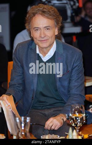 Giovanni di Lorenzo BEI der Aufzeichnung der radio Bremen Talkshow 3 nach 9 im Eventstudio im Weserhaus. Brême, 01.12.2023 *** Giovanni di Lorenzo à l'enregistrement de l'émission de radio Bremen 3 nach 9 dans le studio événementiel du Weserhaus Bremen, 01 12 2023 Foto:xgbrcix/xFuturexImagex 3nach9 3236 crédit : Imago/Alamy Live News Banque D'Images