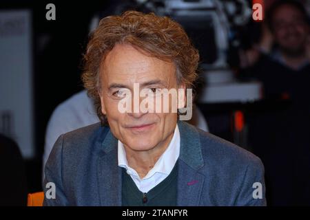 Giovanni di Lorenzo BEI der Aufzeichnung der radio Bremen Talkshow 3 nach 9 im Eventstudio im Weserhaus. Brême, 01.12.2023 *** Giovanni di Lorenzo à l'enregistrement de l'émission de radio Bremen 3 nach 9 dans le studio événementiel du Weserhaus Bremen, 01 12 2023 Foto:xgbrcix/xFuturexImagex 3nach9 3237 crédit : Imago/Alamy Live News Banque D'Images