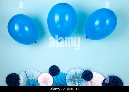 Bannière avec ballons d'air bleu et ventilateurs de papier sur fond bleu clair. Concept de vente du Vendredi fou. modèle de vente, carte de voeux Banque D'Images