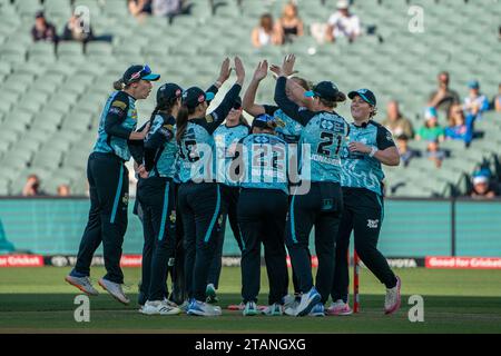 Adélaïde, Australie. 02 décembre 2023. Adélaïde, Australie, 2 décembre 2023 : les joueuses de Brisbane Heat célèbrent un guichet lors du match de la Grande finale de la Weber Womens Big Bash League 09 entre les attaquants d'Adélaïde et Brisbane Heat à l'Adelaide Oval à Adélaïde, Australie (Noe Llamas/SPP) crédit : SPP Sport Press photo. /Alamy Live News Banque D'Images