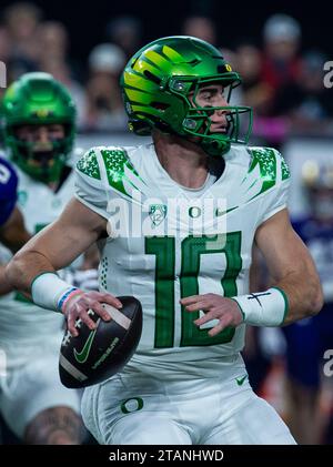 Stade Allegiant. 01 décembre 2023. NV U.S.A. Oregon quarterback Bo Nix (10) cherche la passe profonde lors du match de championnat de conférence de football NCAA PAC 12 entre les Oregon Ducks et les Washington Huskies. Washington a battu l'Oregon 34-31 à l'Allegiant Stadium. Thurman James/CSM/Alamy Live News Banque D'Images