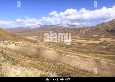 Plateau montagneux au-dessus d'un petit village sur la route de Kazarman, district de la région de Jalal-Abad dans l'ouest du Kirghizistan Banque D'Images