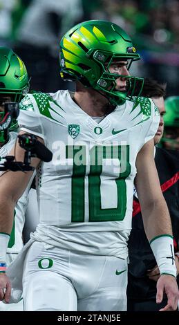 Stade Allegiant. 01 décembre 2023. NV U.S.A. Oregon quarterback Bo Nix (10) marche sur le terrain lors du match de championnat de conférence de football NCAA PAC 12 entre les Oregon Ducks et les Washington Huskies. Washington a battu l'Oregon 34-31 à l'Allegiant Stadium. Thurman James/CSM/Alamy Live News Banque D'Images